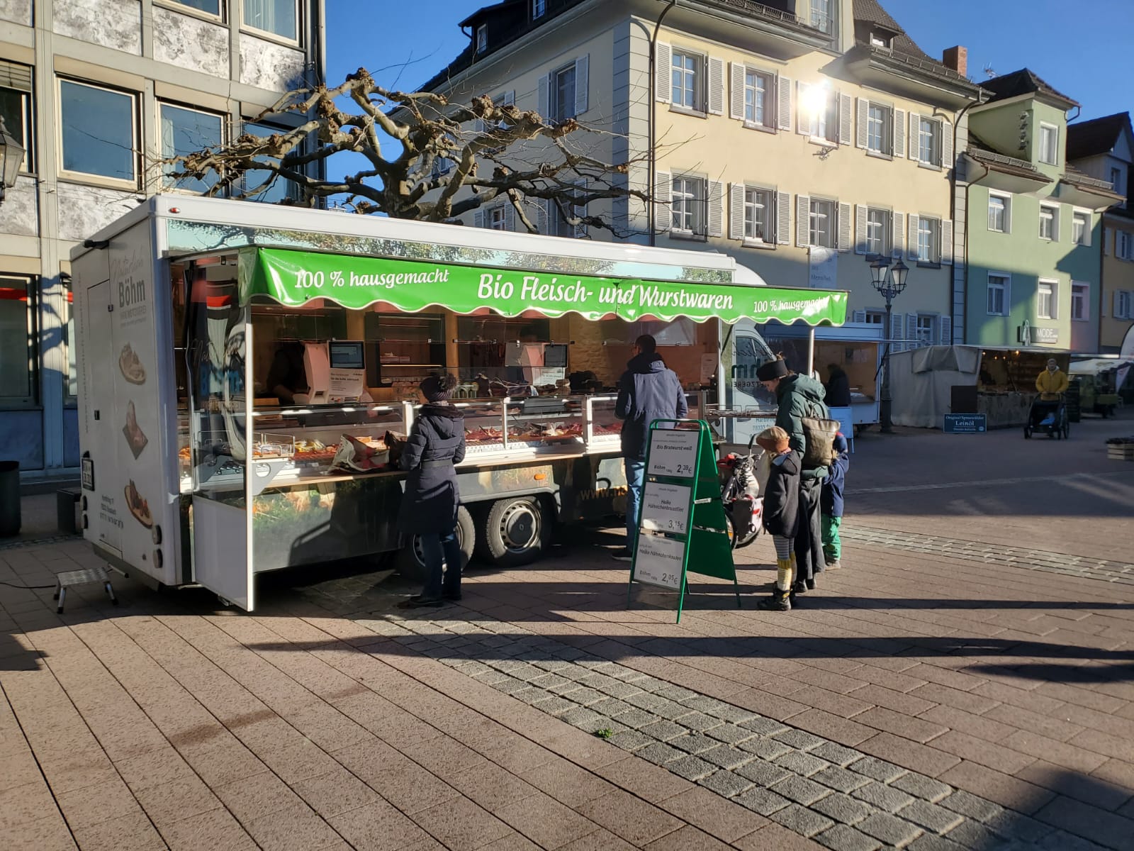 Gut Neuhof & Natürlich Böhm Stand auf dem Wochenmarkt Radolfzell – frische Geflügelspezialitäten und regionale Fleischwaren am Bodensee