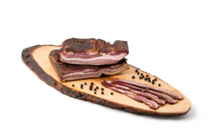 Bio Schweinebauchspeck Räucherbauchspeck auf Holzbrett