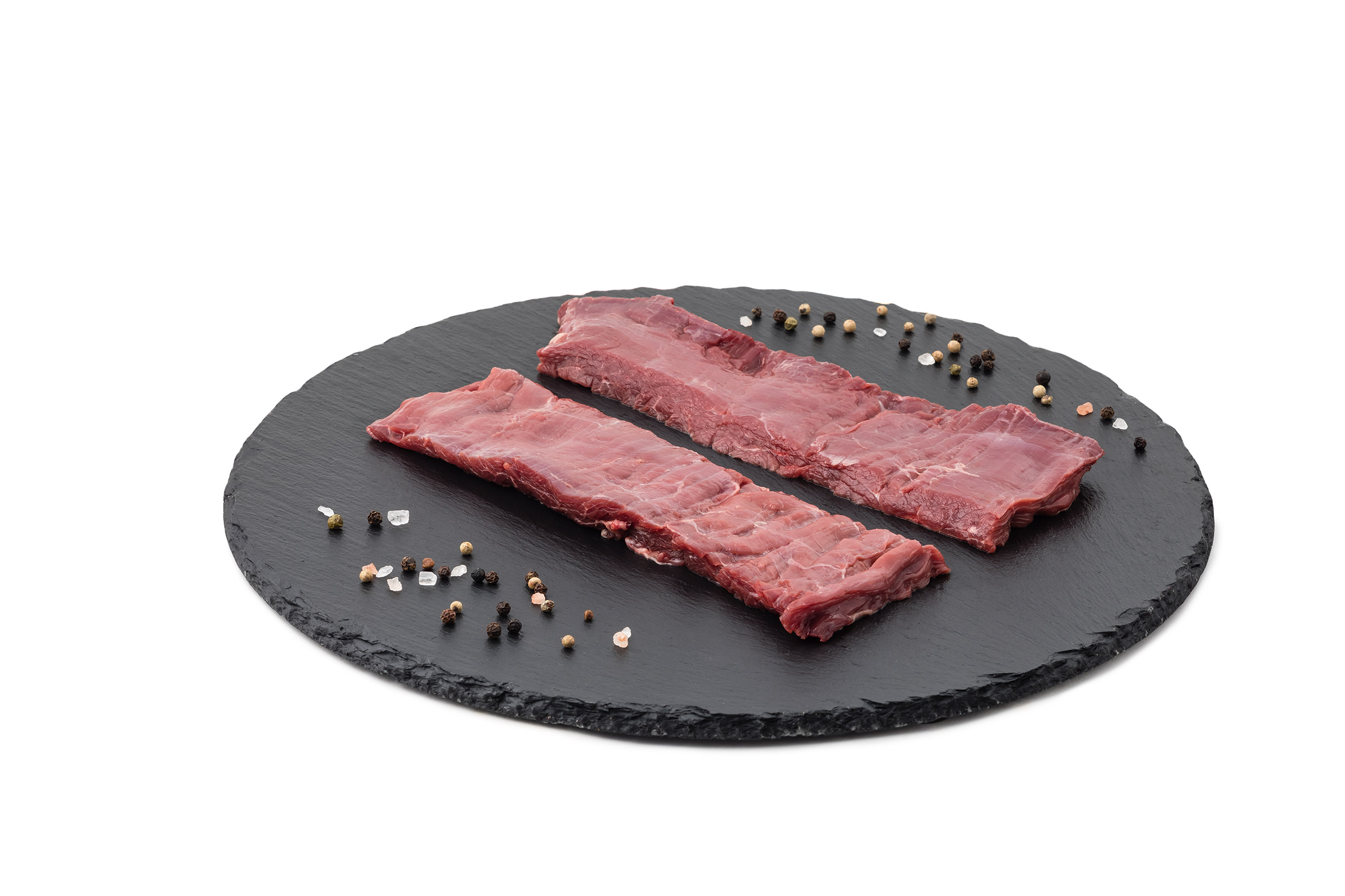 Rohes Fleisch auf schwarzem Teller