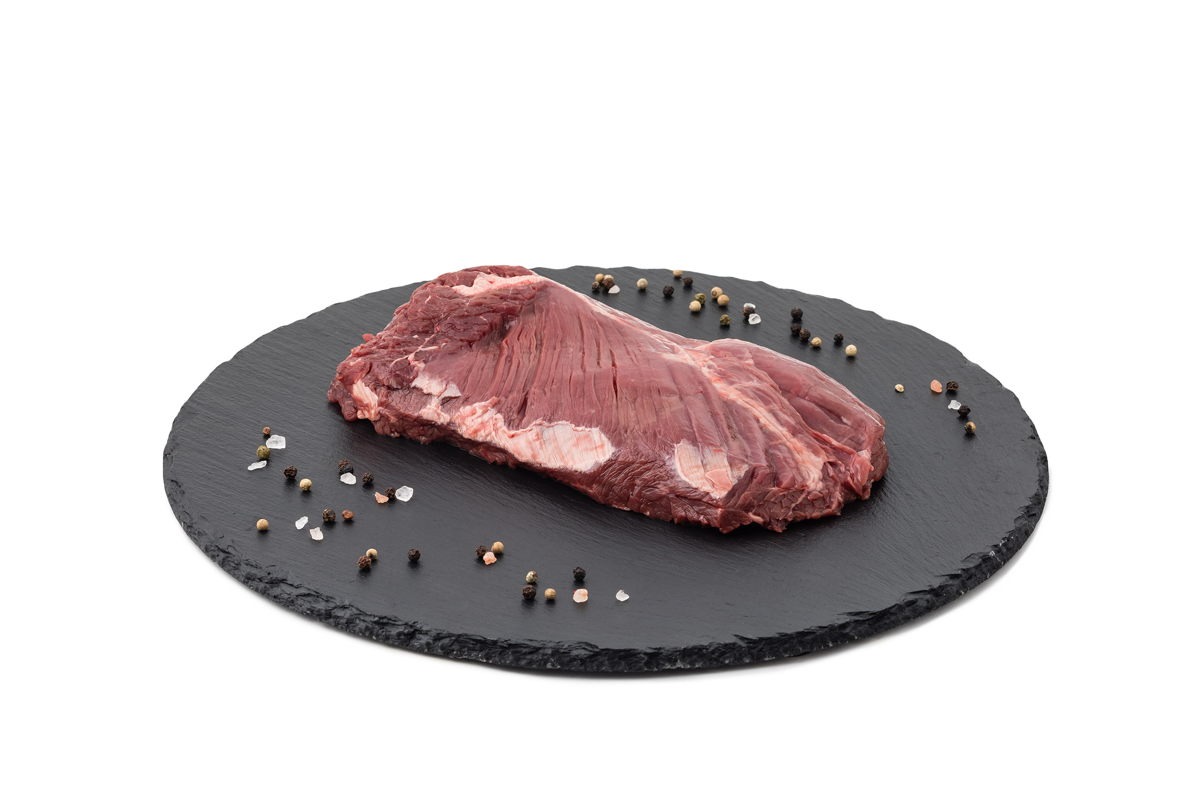 Rohes Fleisch auf schwarzem Teller