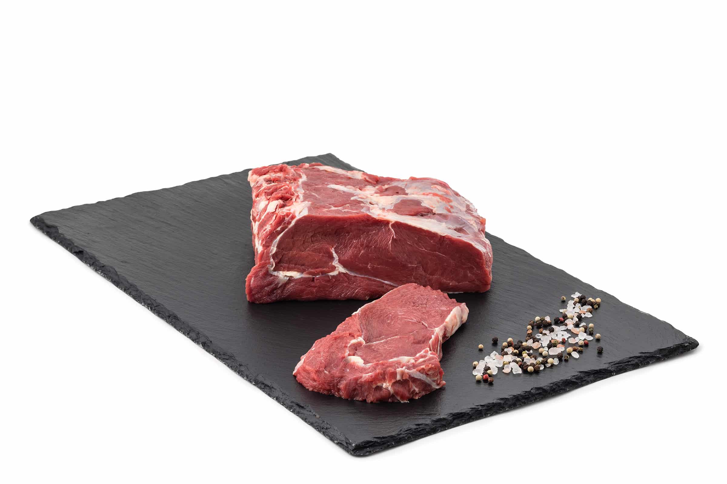 Rohes Rindfleisch auf schwarzem Stein