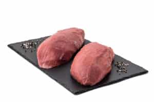 Bio Rinderbraten Keule Zwei Stücke rotes Fleisch auf Platte