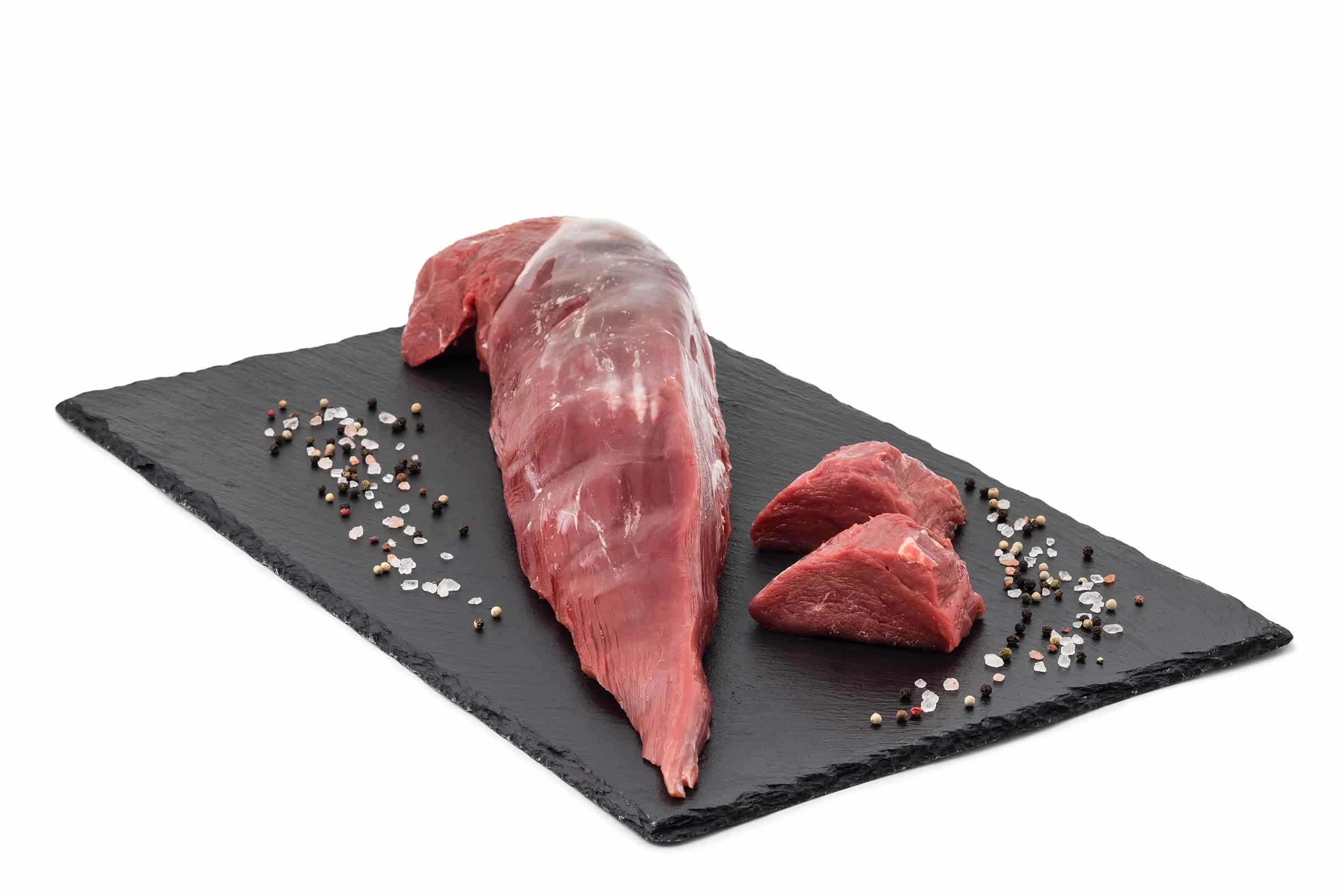 Frisches Rinderfilet auf schwarzem Stein