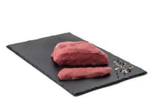 Bio Rinderhüfte Rohes Rindfleisch auf schwarzem Stein
