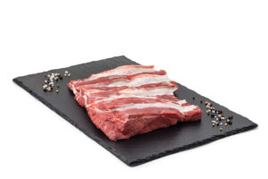 Bio Rinderleiter Rohes Fleisch auf schwarzem Teller