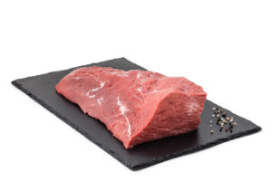 Bio Rindertafelspitz Frisches Rindfleisch auf schwarzem Stein