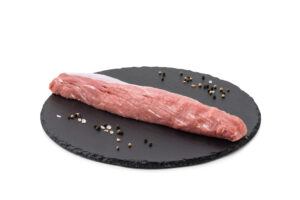 Bio Schweinefilet Rohes Schweinefilet auf schwarzem Teller