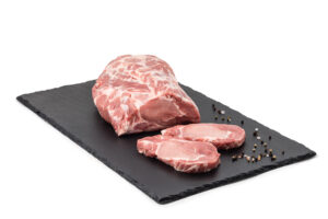 Bio Schweinehals Rohes Fleisch auf schwarzem Brett