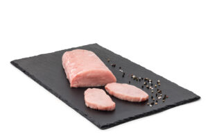 Bio Schweinerücken Rohes Schweinefleisch auf schwarzem Stein