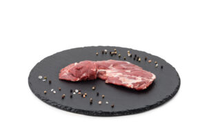 Bio Spidersteak Rohes Fleisch auf schwarzem Teller