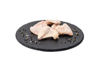 Hähnchenflügel Rohes Hähnchenflügel auf Platte