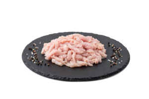 Rohes Putengeschnetzeltes auf Platte