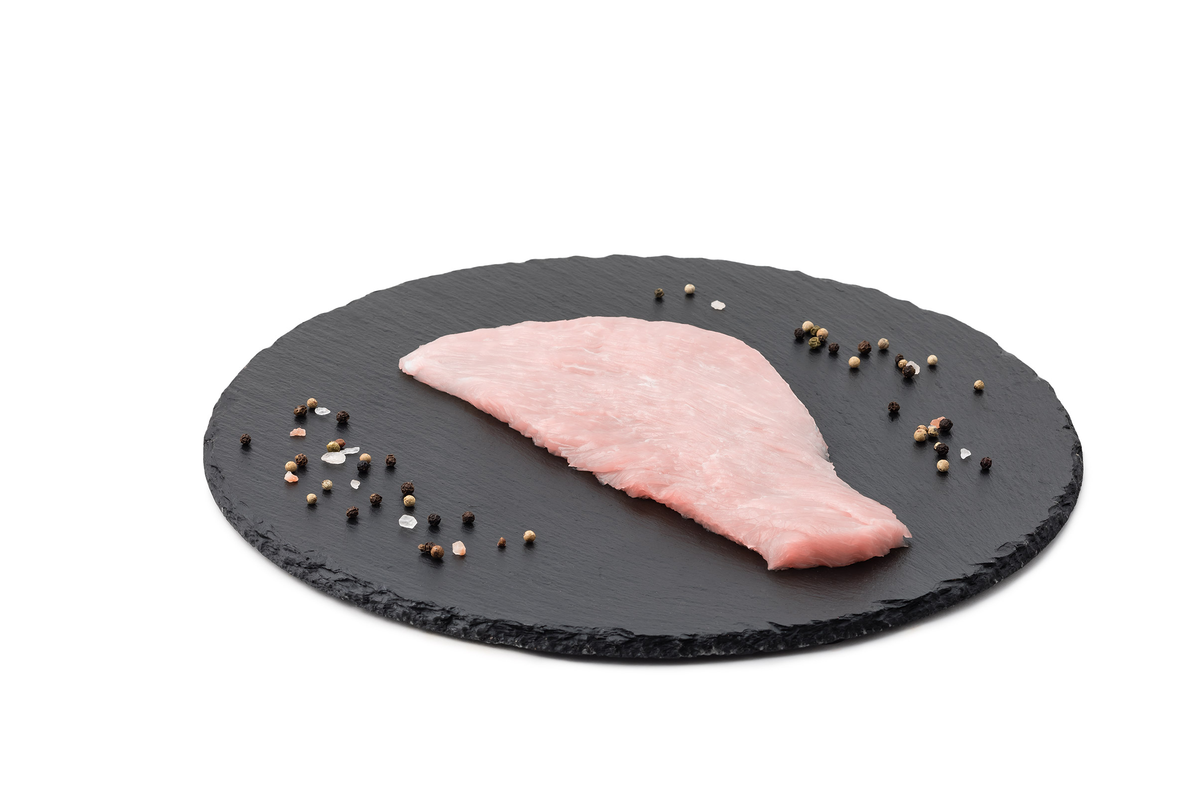 Putenschnitzel auf schwarzem Teller